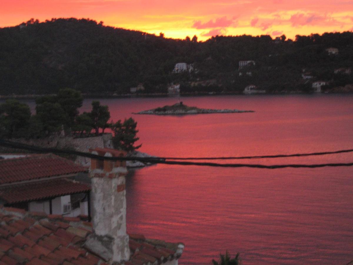 Plakes Suites Skiathos Exterior photo